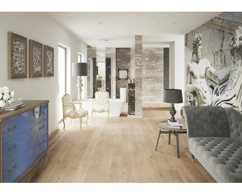 Heller Raum mit Kommode, Stühlen, Sofa und Badezimmer im Hintergrund