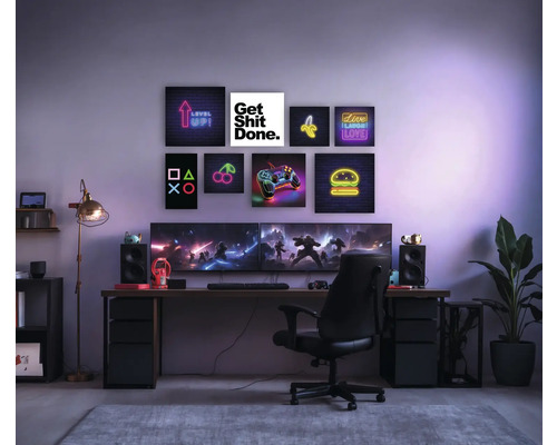 Gaming Zimmer mit Schreibtisch, Stuhl, Monitoren und Wandbildern