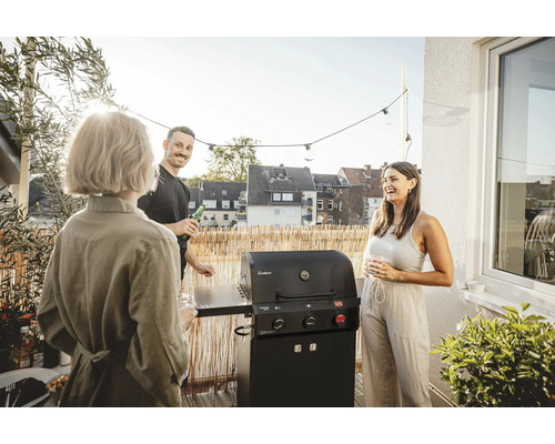 Szene auf einem Balkon mit Personen und einem schwarzen Gasgrill von Enders