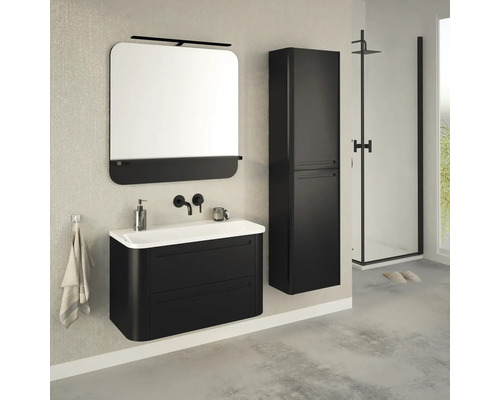 Modernes Badezimmer mit schwarzem Waschtischunterschrank, Spiegelschrank und Hochschrank