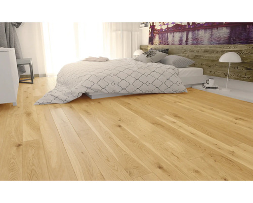 Schlafzimmer mit hellem Holzboden