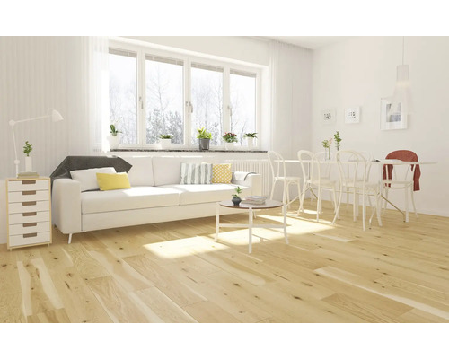 Heller Wohnraum mit Sofa, Esstisch und Holzfußboden für ein modernes Wohnambiente.