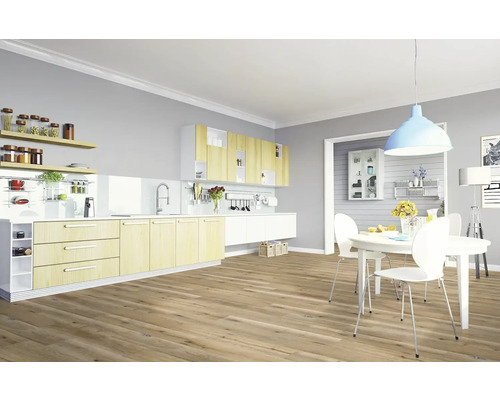 Moderne Küche mit Esstisch und Holzboden.