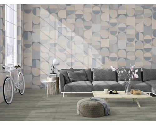 Wohnzimmer mit Sofa, Tisch und Wandtapete mit geometrischem Muster