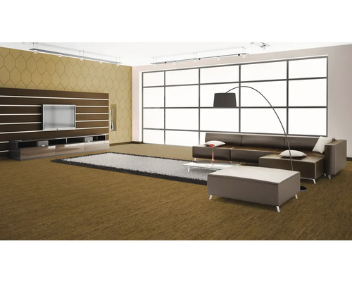 Modernes Wohnzimmer mit braunem Sofa, Couchtisch und TV-Wand