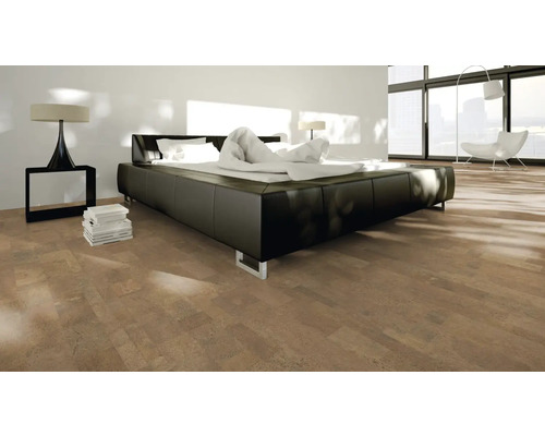 Granorte Korkboden Naturtrend Element Rustic Buche Kork fein Klickverbindung 910 x 300 x 9,5 mm Schlafzimmer mit Bett, Nachttisch, Lampe und Korkboden