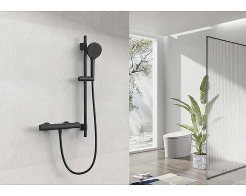 Modernes Badezimmer mit schwarzer Duschgarnitur und minimalistischem Design