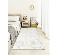 Schlafzimmer mit Bett, Nachttisch und gemustertem Teppich