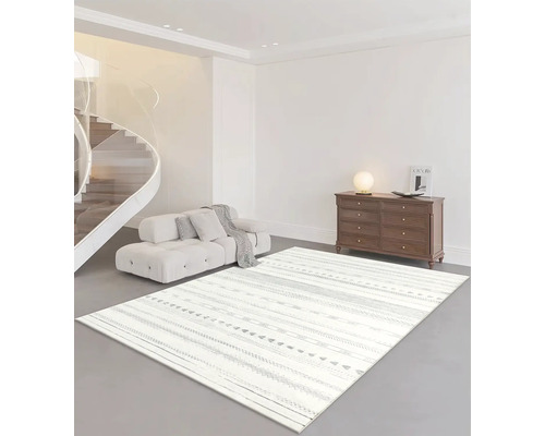 Wohnzimmer mit Sofa, Kommode und gemustertem Teppich