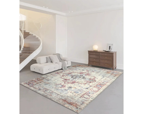 Wohnzimmer mit gemustertem Teppich, Sofa, Kommode und Wendeltreppe.