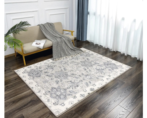 Dekorativer Teppich mit Muster in einem Wohnzimmer