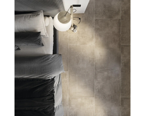 Ansicht von oben auf ein Schlafzimmer mit Bett, Nachttisch und Fliesenboden