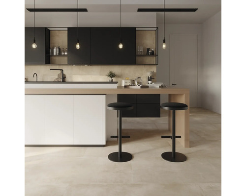 Moderne Küche mit schwarzen Schränken, Kochinsel und Barhockern