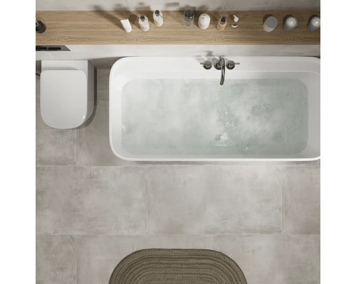 Draufsicht eines Badezimmers mit Badewanne, Toilette, Ablage und Badteppich