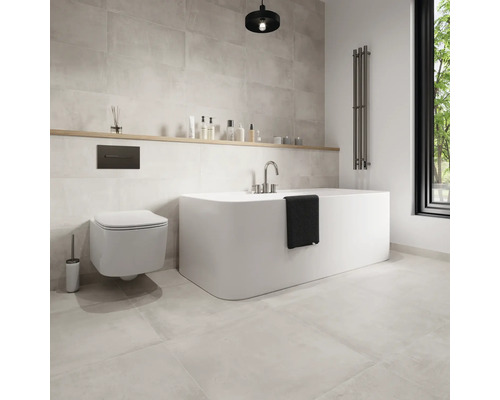 Badezimmer mit Badewanne, Toilette und Heizkörper