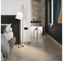 Badezimmer und Schlafzimmer mit Badewanne, Stehlampe und Bett