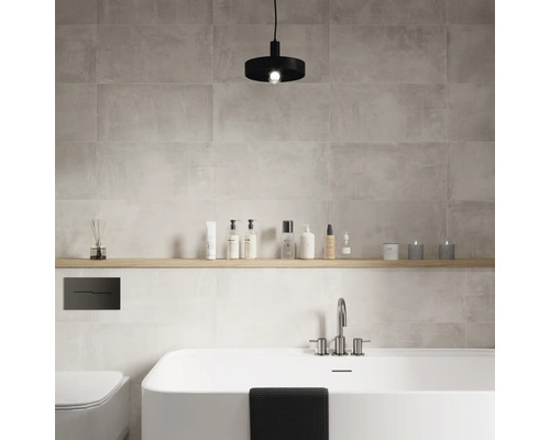 Modernes Badezimmer mit Badewanne, Toilette, Ablage und grauen Wandfliesen