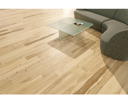 Bodenbelag aus hellem Holz mit Tisch und Sofa