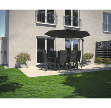 Gartenszene mit Terrassenmöbeln unter einem Sonnenschirm