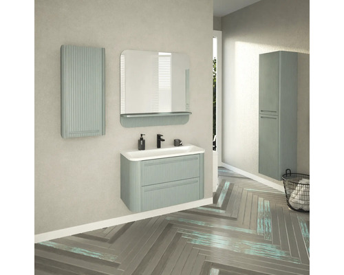 Badezimmer mit Waschtisch, Spiegel, Hängeschrank und Hochschrank in hellem Design