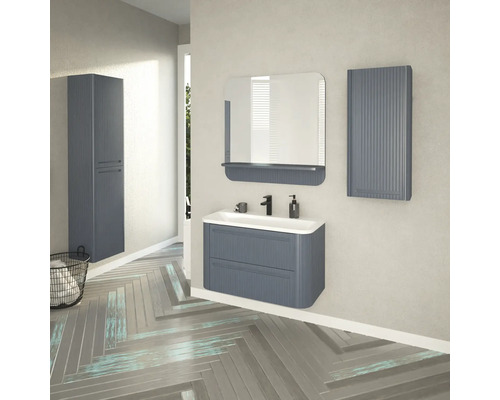 Badezimmer mit Waschbeckenunterschrank, Spiegelschrank und Hochschrank