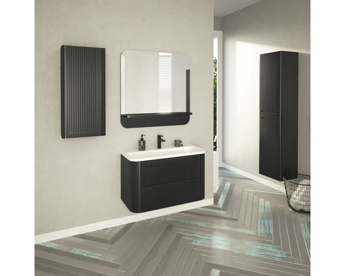 Badezimmer mit Waschbeckenunterschrank, Spiegel, Hängeschrank und Hochschrank in dunkler Holzoptik