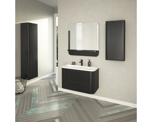 Badezimmer mit Waschtisch, Spiegel, Hängeschrank und Heizkörper in geripptem Design
