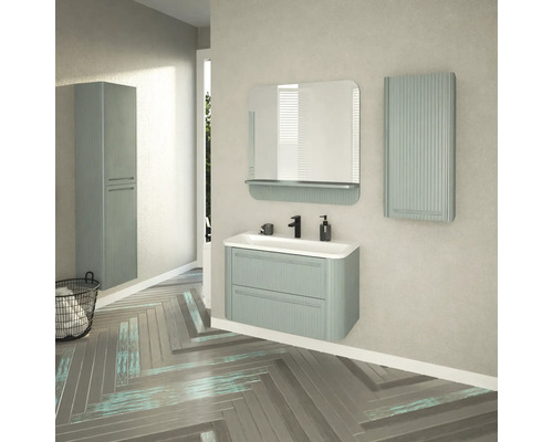 Badezimmer mit Waschtischunterschrank, Spiegel, Spiegelschrank und Hochschrank in hellen Farbtönen