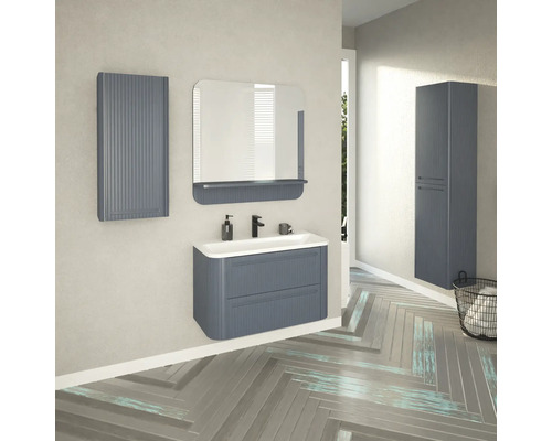 Badezimmer mit Waschbeckenunterschrank, Spiegel, Hängeschrank und Hochschrank