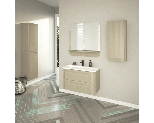 Badezimmer mit Waschtisch, Spiegel, Hochschrank und Hängeschrank