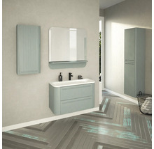 Badezimmer mit Waschbecken, Spiegel, Spiegelschrank und Hochschrank
