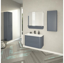 Badezimmer mit Waschtisch, Spiegel, Hängeschrank und Hochschrank in abgestimmtem Design