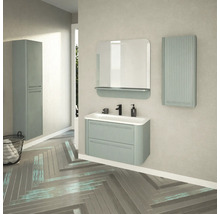 Badezimmer mit Waschbeckenunterschrank, Spiegel, Spiegelschrank und Hochschrank