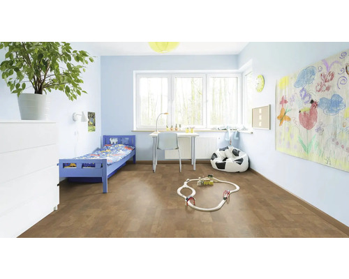 Helles Kinderzimmer mit Bett, Schreibtisch, Spielzeug und Korkboden