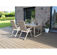 Gartenmöbelset mit Holztisch und vier Holzklappstühlen auf einer Terrasse