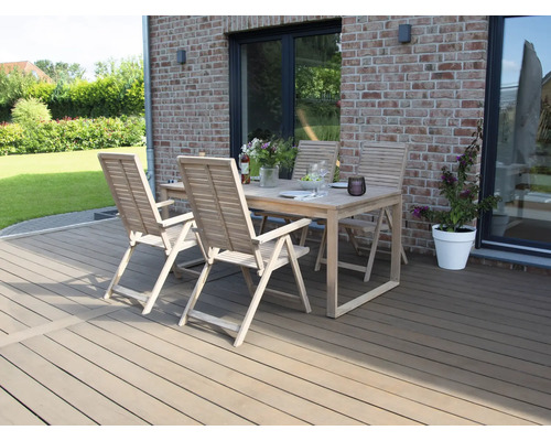 Gartenszene mit Holztisch und vier Holzstühlen auf einer Terrasse