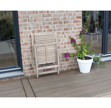 Zusammengeklappter Holzklappstuhl auf einer Terrasse