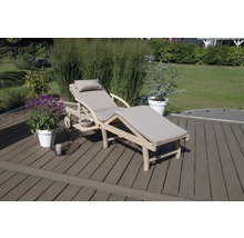 Holzliege mit Auflage und Beistelltisch im Garten.