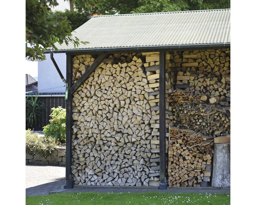 Holzlager mit gestapeltem Brennholz