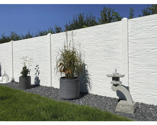 Weiße Gartenzaun Installation mit Pflanzen und Dekoration