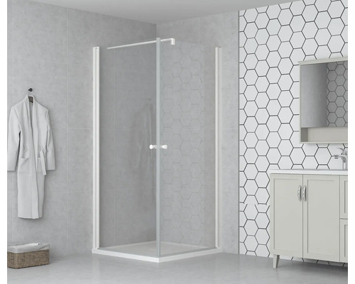 Eckdusche mit klaren Glasscheiben in einem Badezimmer