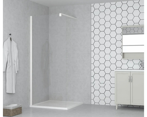 Modernes Badezimmer mit Duschabtrennung, Waschtisch und Spiegel