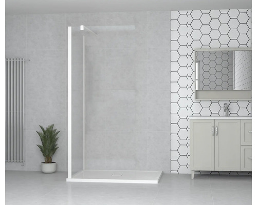 Badezimmer mit Duschabtrennung, Waschbeckenunterschrank und Spiegel