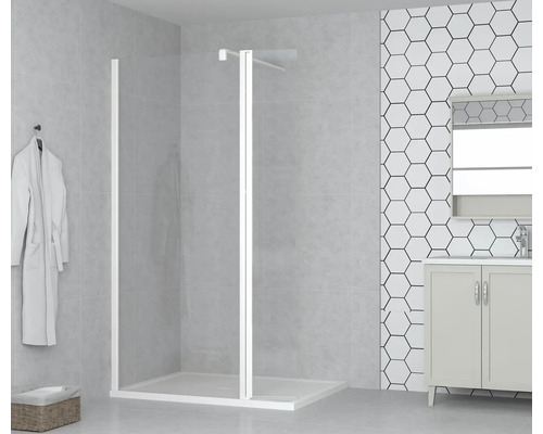 Badezimmer mit Duschwand, Waschbecken und Handtuch