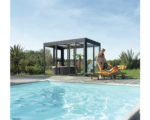 Poolbereich mit Schwimmbecken, Whirlpool in einer Glaskonstruktion und entspannenden Personen auf einer Liege