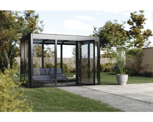 Gartenlounge mit Glaswänden und offenstehenden Türen auf Rasenfläche