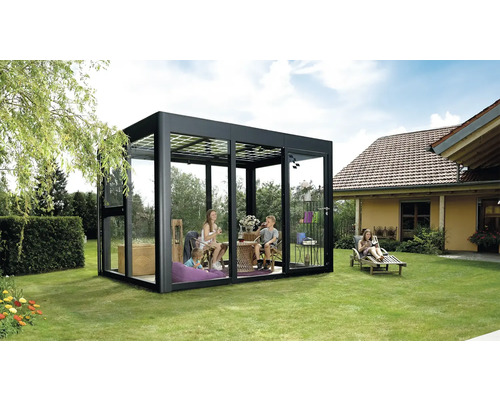 Freistehender Pavillon mit Glasschiebetüren und Familie im Garten.