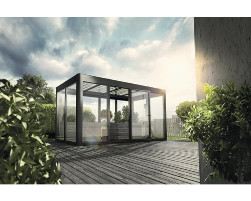 Freistehender Pavillon mit Glasschiebetüren und Photovoltaikmodulen auf Holzterrasse
