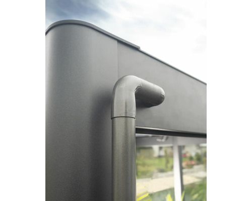 Detailansicht einer grauen Gartenhauskonstruktion mit Rohr