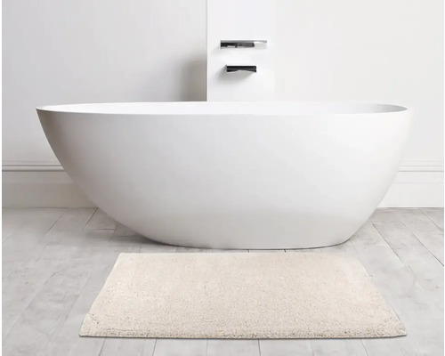 Freistehende Badewanne mit Badteppich im Badezimmer